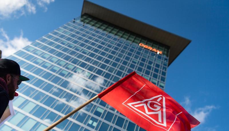 Ein Osram-Beschäftigter protestiert vor der Konzernzentrale.