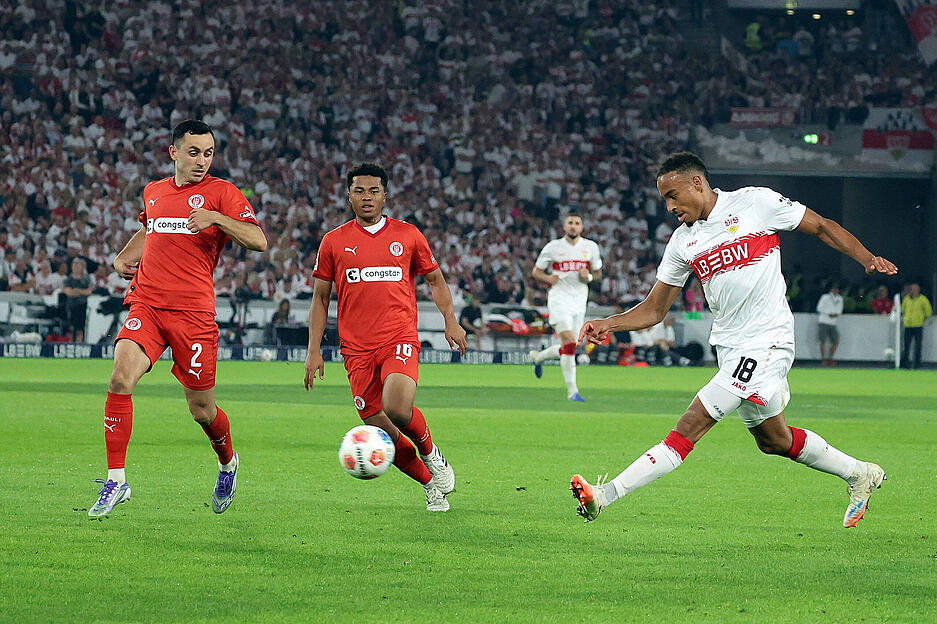 Jamie Leweling: Der Nationalspieler besetzte wieder die linke Offensivposition beim VfB Stuttgart. In der 28. Minute spielte er Stiller perfekt im Strafraum an, aber der vergab. In der 43. Minute war es ein Assist zum 1:0-Tor von Demirovic. Leweling war viel unterwegs. Gut! Note: 2,5