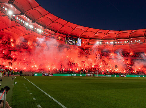 Die Fans des VfB Stuttgart brannten ein Pyro-Feuerwerk ab vor dem Pokal-Halbfinale gegen den SC Freiburg.