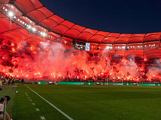 Die Fans des VfB Stuttgart brannten ein Pyro-Feuerwerk ab vor dem Pokal-Halbfinale gegen den SC Freiburg.