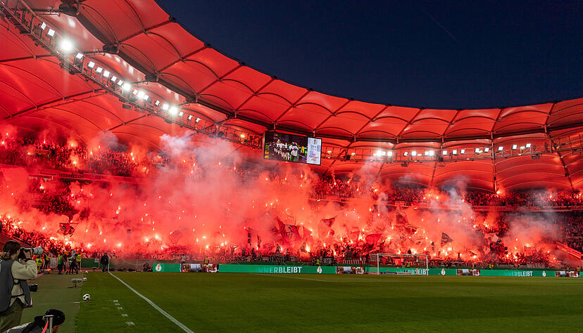 Die Fans des VfB Stuttgart brannten ein Pyro-Feuerwerk ab vor dem Pokal-Halbfinale gegen den SC Freiburg.