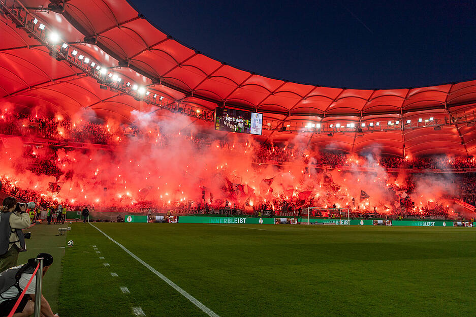 Die Fans des VfB Stuttgart brannten ein Pyro-Feuerwerk ab vor dem Pokal-Halbfinale gegen den SC Freiburg.