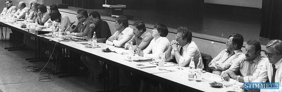 GKN-Experten stellen  sich Anfang Juli 1981 bei einer Bürgerversammlung den Gemeinderäten aus Neckarwestheim und Gemmrigheim zu Fragen des geplanten Blocks II. HSt-Archiv/Nupnau