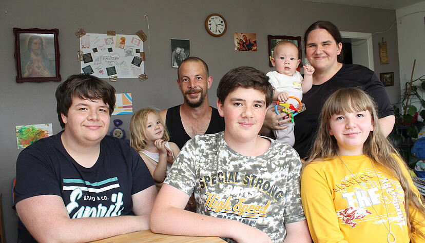 Ist als Familie in der Corona-Zeit noch enger zusammengerückt: Familie Körmann aus dem Heilbronner Stadtteil Biberach mit den Eltern Melanie und Volker sowie den Kindern (von links) Immanuel, Ronja Katalin, Samuel, Franziska-Pauline und Rebekka. Foto: Simon Gajer Ist als Familie in der Corona-Zeit noch enger zusammengerückt: Familie Körmann aus dem Heilbronner Stadtteil Biberach mit den Eltern Melanie und Volker sowie den Kindern (von links) Immanuel, Ronja Katalin, Samuel, Franziska-Pauline und Rebekka. Foto: Simon Gajer