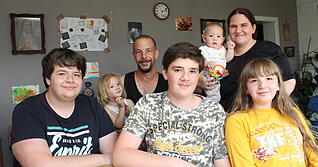 Ist als Familie in der Corona-Zeit noch enger zusammengerückt: Familie Körmann aus dem Heilbronner Stadtteil Biberach mit den Eltern Melanie und Volker sowie den Kindern (von links) Immanuel, Ronja Katalin, Samuel, Franziska-Pauline und Rebekka. Foto: Simon Gajer Ist als Familie in der Corona-Zeit noch enger zusammengerückt: Familie Körmann aus dem Heilbronner Stadtteil Biberach mit den Eltern Melanie und Volker sowie den Kindern (von links) Immanuel, Ronja Katalin, Samuel, Franziska-Pauline und Rebekka. Foto: Simon Gajer