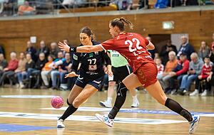 Carmen Moser, hier links im Duell mit Bietigheims Xenia Smits, zeigte zuletzt gute Leistungen. Ab Sommer trifft sie in Göppingen auf ihre ehemalige Neckarsulmer Teamkollegin Selina Kalmbach. Carmen Moser, hier links im Duell mit Bietigheims Xenia Smits, zeigte zuletzt gute Leistungen. Ab Sommer trifft sie in Göppingen auf ihre ehemalige Neckarsulmer Teamkollegin Selina Kalmbach.