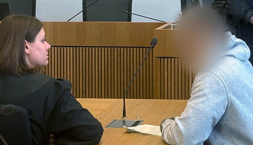 Ein mutma&szlig;licher Einbrecher sitzt im Stuttgarter Landgericht auf der Anklagebank und ber&auml;t sich mit seiner Anw&auml;ltin Anja Riethm&uuml;ller. Der Mann soll nach &Uuml;berzeugung der Staatsanwaltschaft bei einem Einbruch ein schlafendes M&auml;dchen attackiert und schwer verletzt haben.
