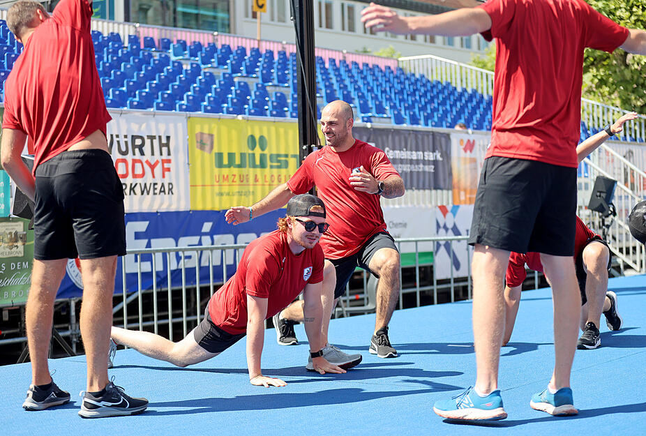 Statt auf dem Eis haben die Profis der Heilbronner Falken am Sonntagmittag auf dem Marktplatz eine ganz spezielle Trainingseinheit absolviert.