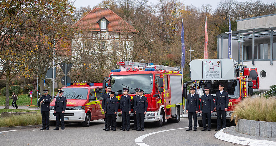 Trauernde versammeln sich zur letzten Ehre für den Verstorbenen. Trauernde versammeln sich zur letzten Ehre für den Verstorbenen.