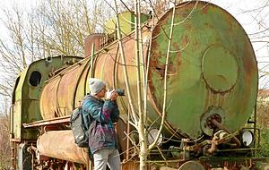 "Lokomotivbau Karl Marx VEB Babelsberg": Diese Inschrift zeugt vom Ursprung der Industrielok, die an der Zaberg&auml;ubahn vor sich hin rostet.