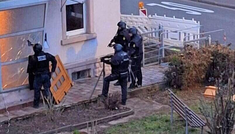 Bei der Randale des Angeklagten M. im Februar in Kirchardt: Polizisten nahmen ihre Waffen in den Anschlag.