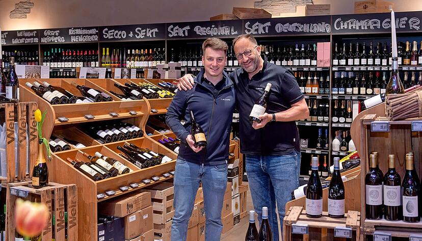 Sommelier Thomas Krause (rechts) und Felix Ueltzhöfer haben die Weinmesse von Edeka im WTZ-Zentrum organisiert. Sommelier Thomas Krause (rechts) und Felix Ueltzhöfer haben die Weinmesse von Edeka im WTZ-Zentrum organisiert.