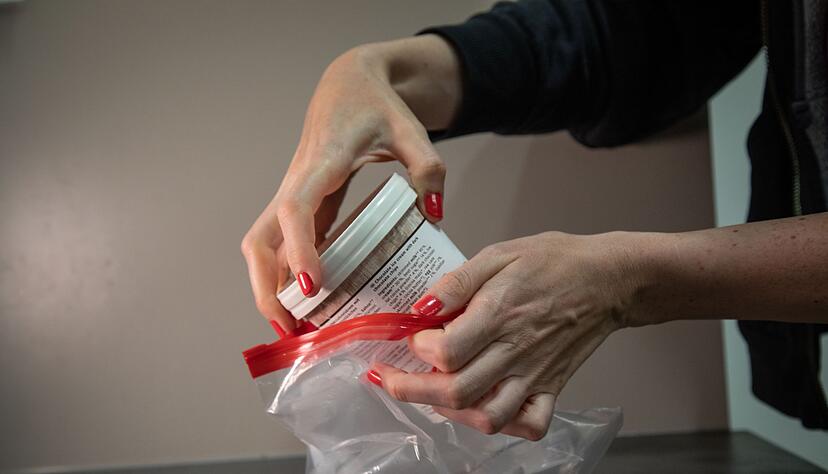 Schritt 1: Eisbecher in den Gefrierbeutel packen und verschlie&szlig;en.