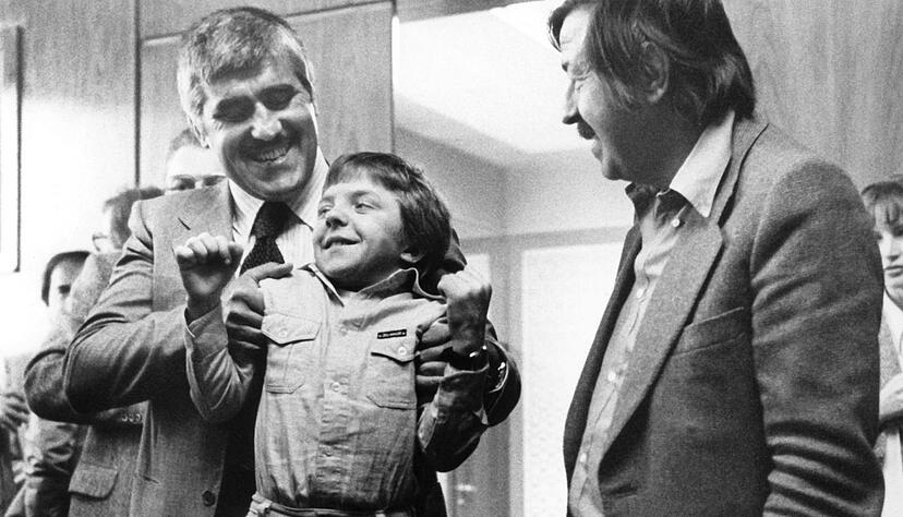 Adorf hebt den damals 12-j&auml;hrigen Hauptdarsteller von "Die Blechtrommel" hoch. (Archivbild)