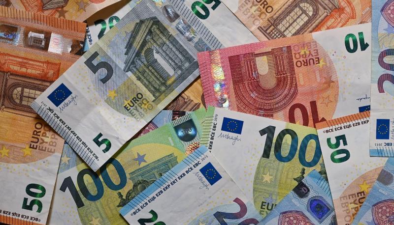 Eurobanknoten liegen auf einem Tisch.