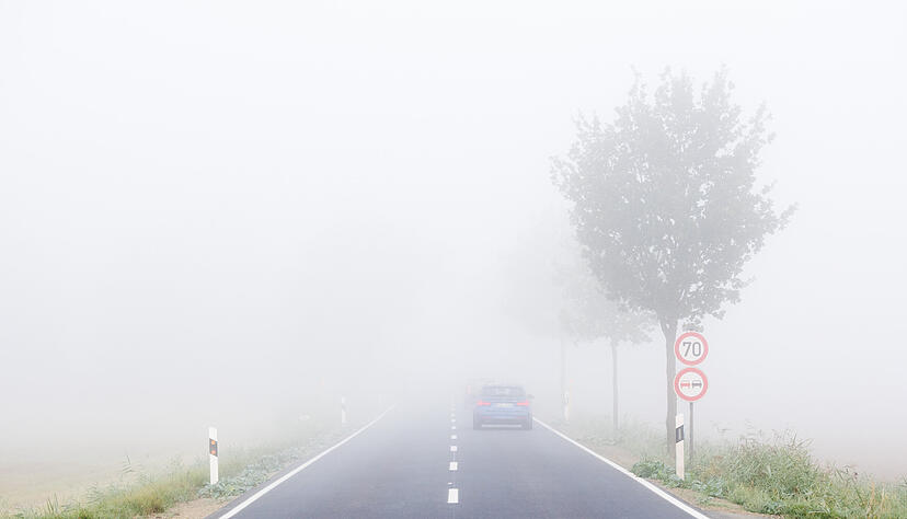 Am Dienstagmorgen kann dichter Nebel die Sicht f&uuml;r Autofahrer einschr&auml;nken.