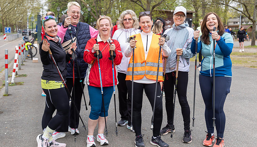 Die Premieren-Teilnehmerinnen gingen bestens gelaunt auf die Nordic-Walking-Strecke.