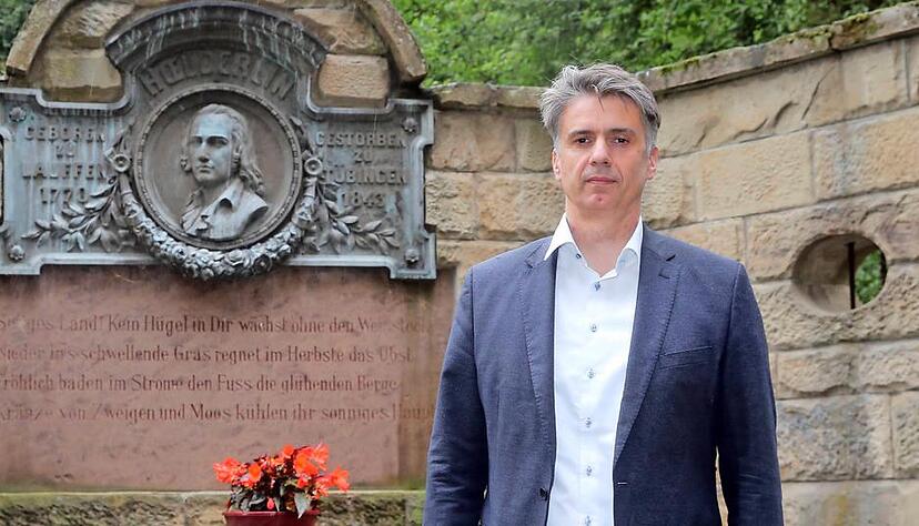 Marc Jongen hat das Hölderlindenkmal in Lauffen zu seinem Lieblingsort im Wahlkreis erklärt. Der AfD-Politiker fühlt sich mit dem Dichter und dessen verklärender Sprache verbunden.Foto: Andreas Veigel