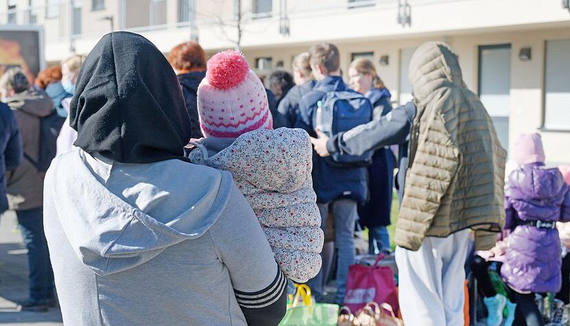 Geflüchtete aus der Ukraine stehen vor den Gebäuden einer Flüchtlingsunterkunft. Geflüchtete aus der Ukraine stehen vor den Gebäuden einer Flüchtlingsunterkunft.