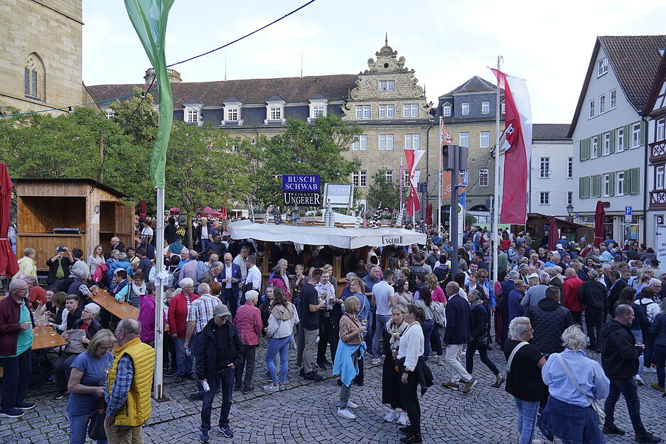 Besucher sind zur Er&ouml;ffnung des &Ouml;hringer Weindorfs an den Marktplatz gekommen.
