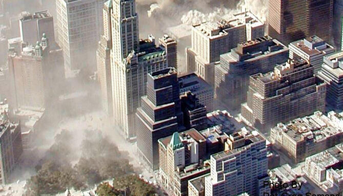 Das Archivbild vom 11.09.2001 zeigt die Südspitze von Manhatten mit den einstürzenden Türmen des World Trade Centers in New York, in die Terroristen zuvor Verkehrsflugzeuge gelenkt hatten. Bei den Anschlägen kamen fast 3000 Menschen ums Leben. Foto: ABC NEWS / HO, dpa Das Archivbild vom 11.09.2001 zeigt die Südspitze von Manhatten mit den einstürzenden Türmen des World Trade Centers in New York, in die Terroristen zuvor Verkehrsflugzeuge gelenkt hatten. Bei den Anschlägen kamen fast 3000 Menschen ums Leben. Foto: ABC NEWS / HO, dpa
