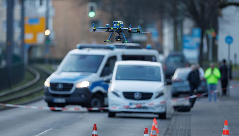 Eine Drohne der Polizei ist &uuml;ber dem Tatort in der Innenstadt im Einsatz. In der N&auml;he des Landgerichts Bielefeld waren am Mittwoch Sch&uuml;sse gefallen.