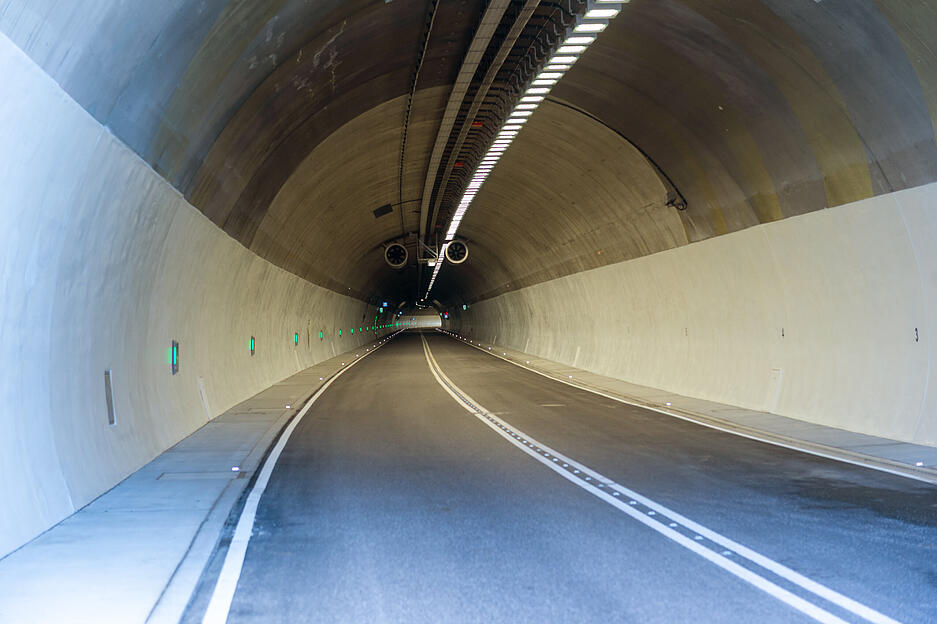 Helle Beleuchtung und optimierte Überwachungssysteme sorgen für mehr Sicherheit im Straßenverkehr. Helle Beleuchtung und optimierte Überwachungssysteme sorgen für mehr Sicherheit im Straßenverkehr.