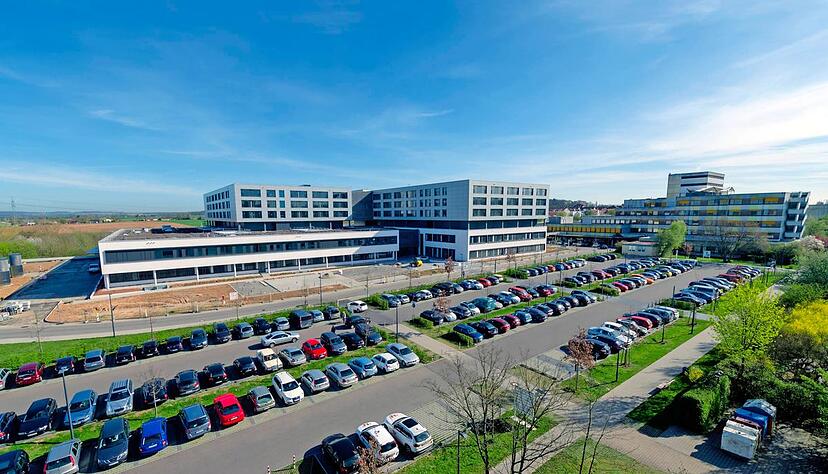 Der Neubau des SLK-Klinkums im Plattenwald soll dieses Jahr den Betrieb aufnehmen. Geburtshilfe und Gynäkologie wird es in Bad Friedrichshall nicht mehr geben. Trotzdem stehen statt geplanten 289 rund 350 Betten zu Verfügung. Foto: Dennis Mugler Der Neubau des SLK-Klinkums im Plattenwald soll dieses Jahr den Betrieb aufnehmen. Geburtshilfe und Gynäkologie wird es in Bad Friedrichshall nicht mehr geben. Trotzdem stehen statt geplanten 289 rund 350 Betten zu Verfügung. Foto: Dennis Mugler