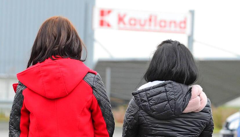 Die zwei Polinnen Ewa und Gabriela M. beim Kaufland-Logistikzentrum in Möckmühl. Wenige Wochen haben sie hier für die Firma Loco Service gearbeitet. Zeit genug für unzählige schlechte Erfahrungen.Foto: Christian Gleichauf Die zwei Polinnen Ewa und Gabriela M. beim Kaufland-Logistikzentrum in Möckmühl. Wenige Wochen haben sie hier für die Firma Loco Service gearbeitet. Zeit genug für unzählige schlechte Erfahrungen.Foto: Christian Gleichauf