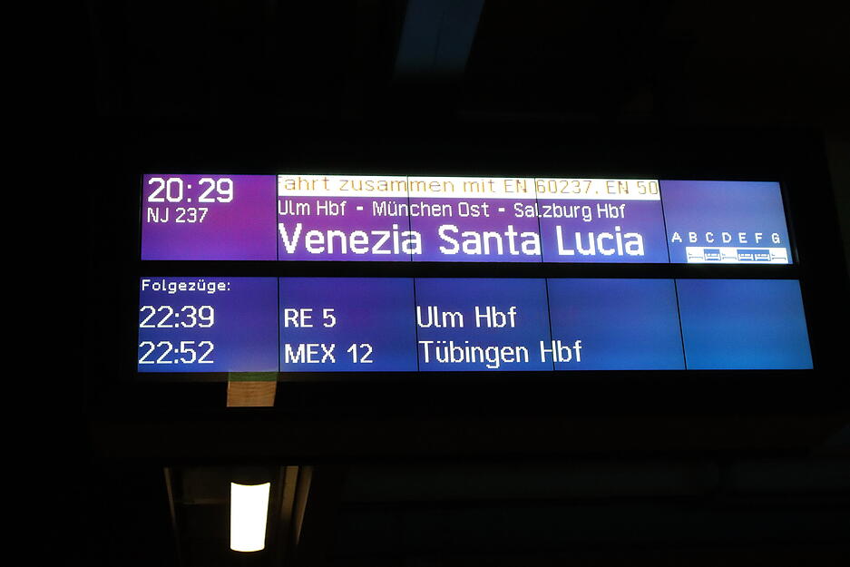 Der Nachtzug verlässt Stuttgart Richtung Venedig täglich um 20:29 Uhr.