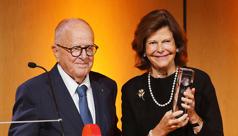 Stiftungsgründer Dr. Peter Linder überreicht den Dr. Carl Linder Preis an Königin Silvia von Schweden. Stiftungsgründer Dr. Peter Linder überreicht den Dr. Carl Linder Preis an Königin Silvia von Schweden.