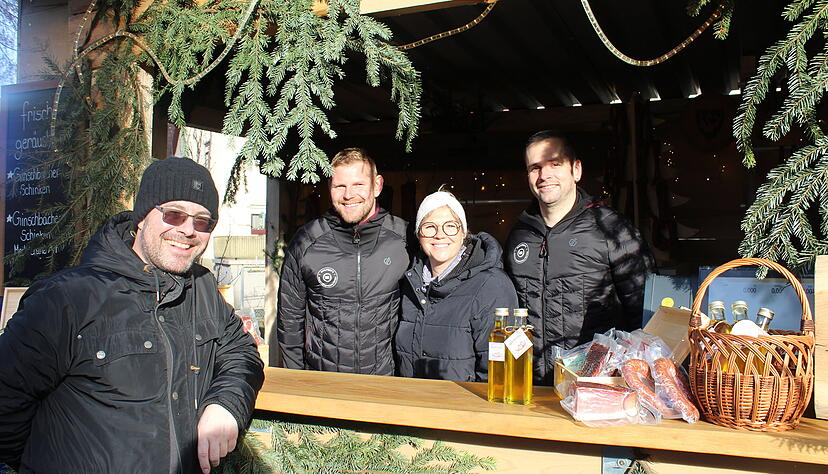 Die meisten Standbetreiber kommen aus dem Teilort oder aus der n&auml;heren Umgebung. Dekan Ingo Kuhbach (links) deckt sich bei Familie Wolpert ein. Foto: Jani