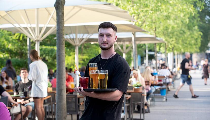 Wer einen Job in einer Gaststätte an der Heilbronner Neckarmeile sucht, wird mit offenen Armen empfangen.