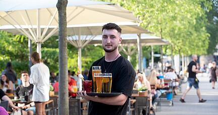 Wer einen Job in einer Gaststätte an der Heilbronner Neckarmeile sucht, wird mit offenen Armen empfangen. Wer einen Job in einer Gaststätte an der Heilbronner Neckarmeile sucht, wird mit offenen Armen empfangen.