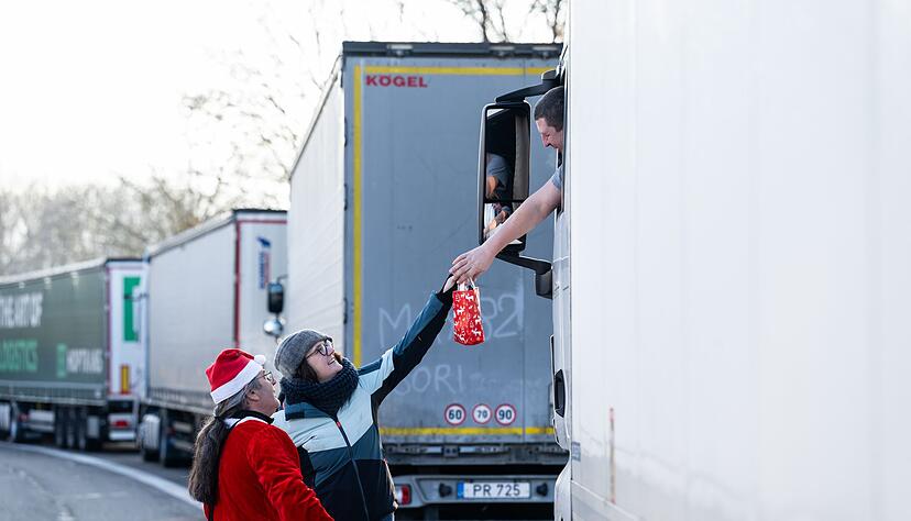 Trucker freuen sich &uuml;ber ein kleines Geschenk.