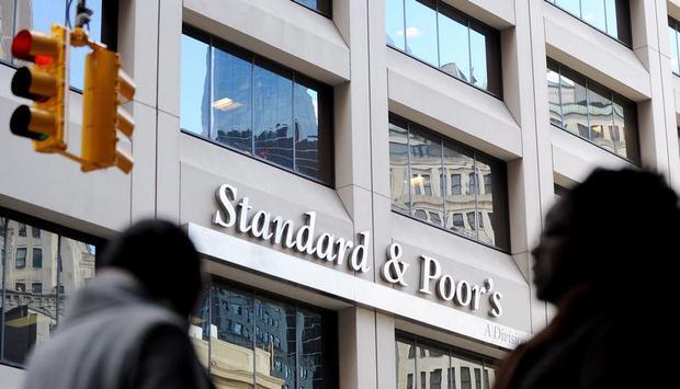 Der Schriftzug Standard and Poor's an der Unternehmenszentrale in New York. S&P soll Risiken bei Hypothekenpapieren verschwiegen und aus Profitsucht zu gute Noten verteilt haben. Foto: Justin Lane