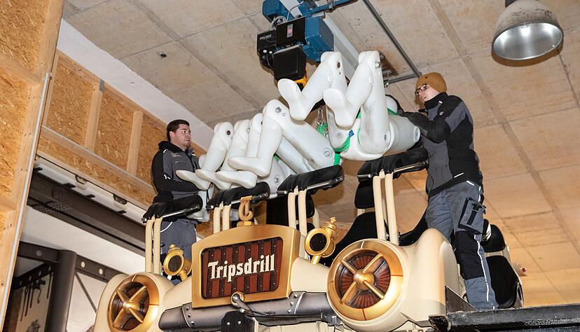 Die Sicherheits-Checks werden gemacht, obwohl noch unklar ist, wann Tripsdrill in die Saison starten darf. 80 Kilogramm schwere, mit Wasser gefüllte Dummies, werden hier für eine Probefahrt in die Karacho-Achterbahn gesetzt.
Foto: Andreas Veigel