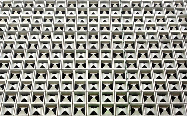 Die "Hortenkachel" wurde von Egon Eiermann entworfen. Eiermann gilt als einer der bedeutendsten deutschen Architekten der Nachkriegsmoderne. Zum Schutz vor Tauben wurde ein feinmaschiges Netz vor die Wabenfassade gespant.