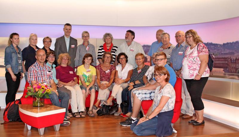 Nur keine Deko verr&uuml;cken im Studio der "Landesschau": Mehr als nur einen Blick hinter die Kulissen warfen Leserinnen und Leser unserer Zeitung beim gef&uuml;hrten Rundgang durch das Stuttgarter Funkhaus des S&uuml;dwestrundfunks.
Fotos: Claudia Ihlefeld