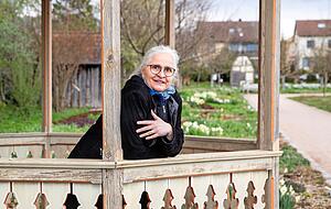 Für Helga Mühleck eine Besonderheit im Botanischen Obstgarten: ein historisches Gartenhaus in Achteckform mit geschnitzten Zierelementen. Die Grünflächenexpertin hat das Kleinod geplant und mit vorangebracht. Fotos: Andreas Veigel Für Helga Mühleck eine Besonderheit im Botanischen Obstgarten: ein historisches Gartenhaus in Achteckform mit geschnitzten Zierelementen. Die Grünflächenexpertin hat das Kleinod geplant und mit vorangebracht. Fotos: Andreas Veigel