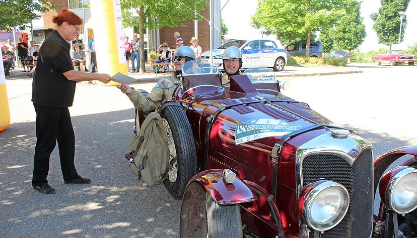 Bei Birgit Bischoff holen sich Helmut Nigst und Andreas Strohschen im Riley TT von 1933 bei der Durchgangskontrolle den Stempel ab. Geräumig ist der BMW 600, wie Moderator Hagemann demonstriert. Fahrer Andreas Denk misst fast zwei Meter. Bei Birgit Bischoff holen sich Helmut Nigst und Andreas Strohschen im Riley TT von 1933 bei der Durchgangskontrolle den Stempel ab. Geräumig ist der BMW 600, wie Moderator Hagemann demonstriert. Fahrer Andreas Denk misst fast zwei Meter.
