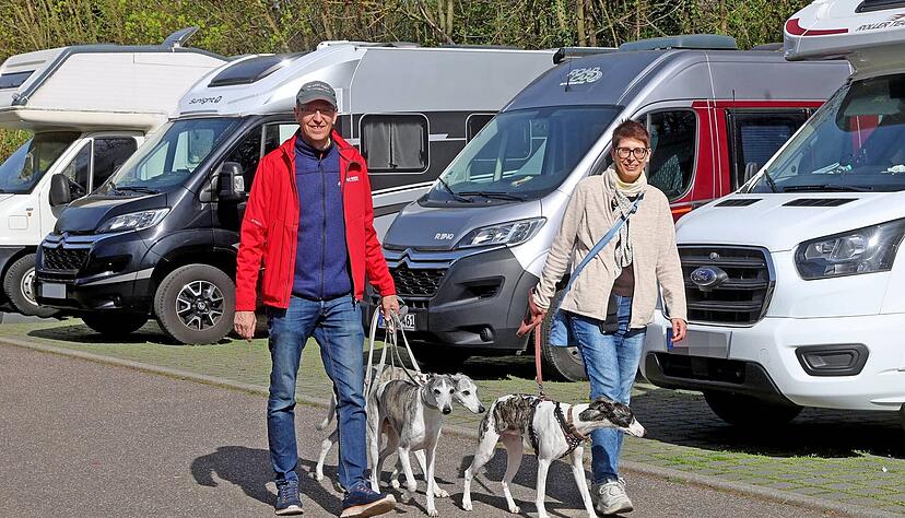 Anja und Mike Pelloth mit ihren englischen Windhunden. Die Touristen haben auf dem Wohnmobilstellplatz in Weinsberg &uuml;bernachtet und marschieren nun auf die Weibertreu. Die Eheleute aus dem Schwarzwald finden die Gegend sch&ouml;n.