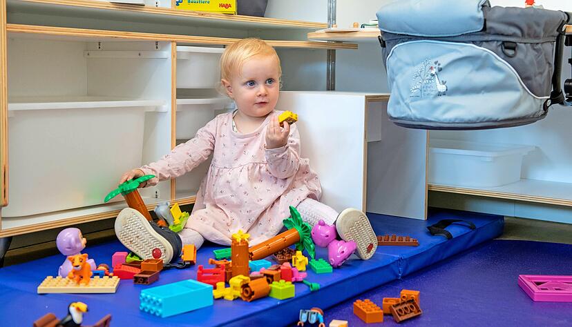 In Prof. Dr. Miriam Birds B&uuml;ro steht seit Neuestem ein mobiles Kinderzimmer. Dort kann Tochter Elisabeth spielen und ihrer Mutter beim Arbeiten zuschauen.
Fotos: Christiana Kunz
