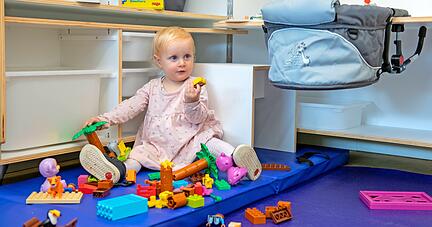 In Prof. Dr. Miriam Birds B&uuml;ro steht seit Neuestem ein mobiles Kinderzimmer. Dort kann Tochter Elisabeth spielen und ihrer Mutter beim Arbeiten zuschauen.
Fotos: Christiana Kunz
