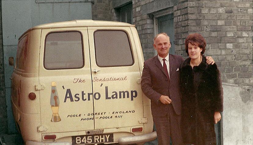 Edward Craven Walker, der Erfinder der &laquo;Astro Lavalampe&raquo;, mit seiner Frau.