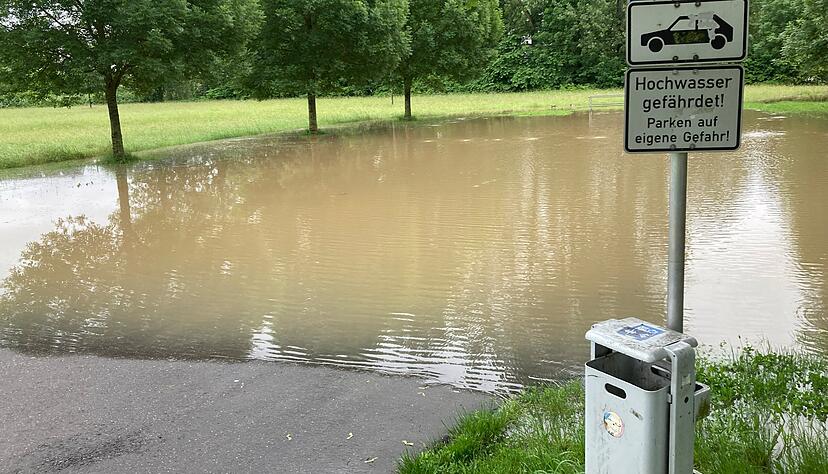 Die Kocherbr&uuml;cke in Oedheim wurde aufgrund des steigenden Pegels des Kochers am Samstagabend gesperrt.