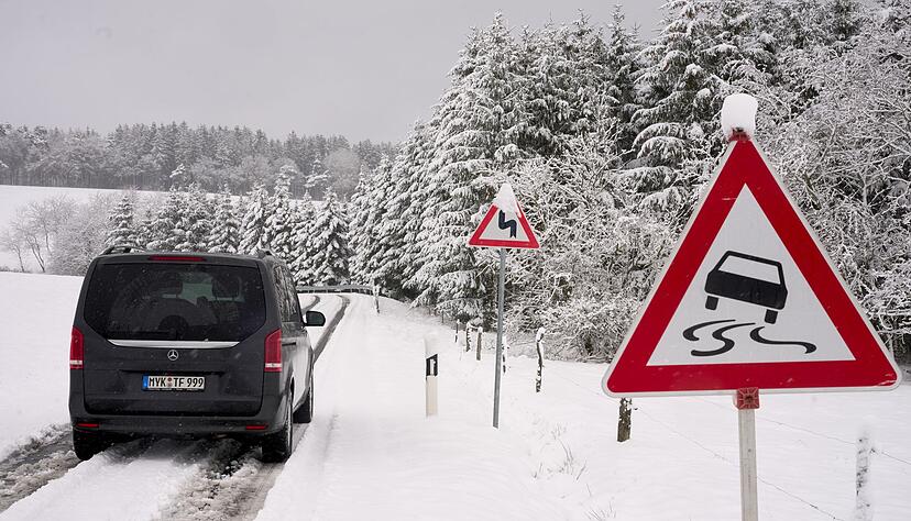 Auch in der Eifel in der Nähe des Nürburgrings waren die Straßen verschneit. Auch in der Eifel in der Nähe des Nürburgrings waren die Straßen verschneit.