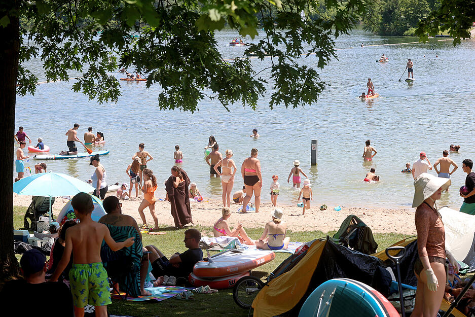 Zahlreiche Badeg&auml;ste k&uuml;hlen sich am Hochsommertag am Samstag am Breitenauer See ab.