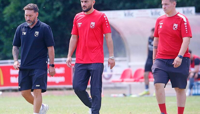 Das &Ouml;hringer Trainerteam Tobias Weis (von links), Volkan Demir und Konstantinos Drossas ist mit dem Landesliga-Team in die  Winter-Vorbereitung gestartet.