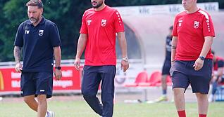 Das &Ouml;hringer Trainerteam Tobias Weis (von links), Volkan Demir und Konstantinos Drossas ist mit dem Landesliga-Team in die  Winter-Vorbereitung gestartet.